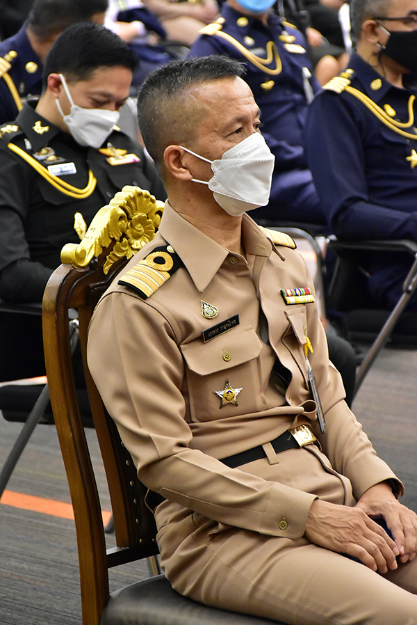 ๒๑ ก.ย.๖๔ พล.ท.คงชีพ ตันตระวาณิชย์ จก.วท.กห. กล่าวสดุดีและถ่ายภาพหมู่เป็นที่ระลึกในพิธีประกาศเกียรติคุณข้าราชการ ลูกจ้าง ที่ครบกำหนดเกษียณอายุราชการ ประจำปีงบประมาณ ๖๔ และข้าราชการที่ลาออกจากราชการก่อนเกษียณอายุตามมติ กขท. ประจำปีงบประมาณ ๖๕