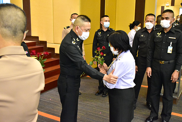 ๒๑ ก.ย.๖๔ พล.ท.คงชีพ ตันตระวาณิชย์ จก.วท.กห. กล่าวสดุดีและถ่ายภาพหมู่เป็นที่ระลึกในพิธีประกาศเกียรติคุณข้าราชการ ลูกจ้าง ที่ครบกำหนดเกษียณอายุราชการ ประจำปีงบประมาณ ๖๔ และข้าราชการที่ลาออกจากราชการก่อนเกษียณอายุตามมติ กขท. ประจำปีงบประมาณ ๖๕