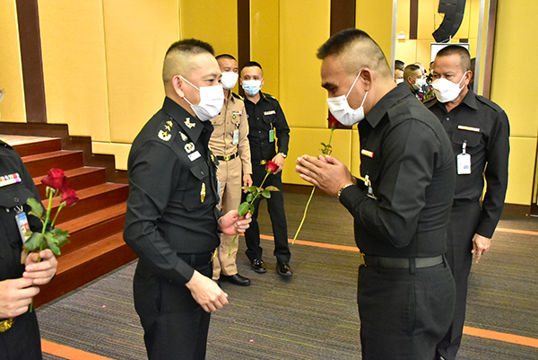 ๒๑ ก.ย.๖๔ พล.ท.คงชีพ ตันตระวาณิชย์ จก.วท.กห. กล่าวสดุดีและถ่ายภาพหมู่เป็นที่ระลึกในพิธีประกาศเกียรติคุณข้าราชการ ลูกจ้าง ที่ครบกำหนดเกษียณอายุราชการ ประจำปีงบประมาณ ๖๔ และข้าราชการที่ลาออกจากราชการก่อนเกษียณอายุตามมติ กขท. ประจำปีงบประมาณ ๖๕