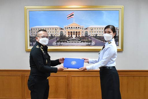 ๒๗ ก.ย.๖๕ จก.วท.กห. มอบโล่ผู้เกษียณอายุราชการประจำปี ๖๕ และข้าราชการดีเด่น วท.กห.