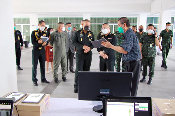 ๒๓ ก.พ.๖๕ จก.วท.กห. และคณะ เดินทางไปมอบอุปกรณ์พิเศษ ผลงานวิจัย ประจำปี ๒๕๖๕ ให้แก่ ผู้บัญชาการ มณฑลทหารบกที่ ๔๒ (ค่ายเสนาณรงค์)