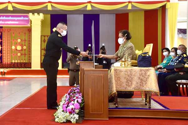 ๑๗ พ.ย.๖๔ จก.วท.กห. รับมอบโล่ที่ระลึกจาก พลเอกหญิงสมเด็จพระกนิษฐาธิราชเจ้า กรมสมเด็จพระเทพรัตนราชสุดาฯ สยามบรมราชกุมารี