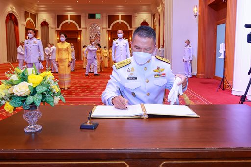 ๓ พ.ค.๖๖ จก.วท.กห. ร่วมพิธีลงนามถวายพระพรชัยมงคล เนื่องในวันฉัตรมงคล