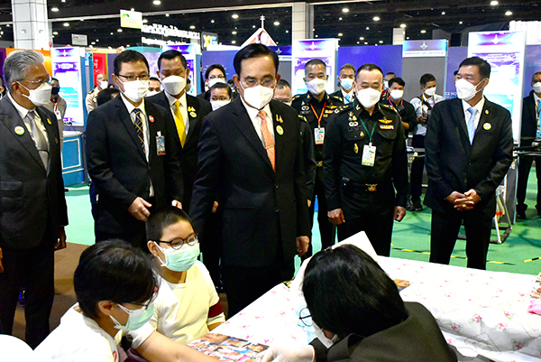 ๑๑ พ.ย.๖๔ พล.อ.ประยุทธ์ จันทร์โอชา นายกรัฐมนตรี เยี่ยมชมนิทรรศการในงานมหกรรมวิทยาศาสตร์และเทคโนโลยีแห่งชาติ
