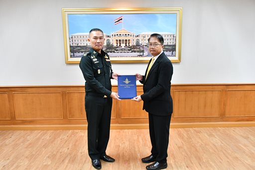 ๕ ต.ค.๖๖ จก.วท.กห. มอบใบประกาศรับรองมาตรฐานยุทโธปกรณ์ กห. ให้กับผู้ประกอบการภาคเอกชน