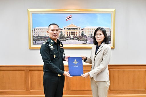 ๕ ต.ค.๖๖ จก.วท.กห. มอบใบประกาศรับรองมาตรฐานยุทโธปกรณ์ กห. ให้กับผู้ประกอบการภาคเอกชน