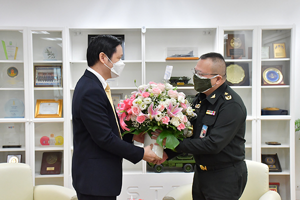 ๒๗ ก.ย.๖๔ ดร.ศิวรักษ์ ศิวโมกษธรรม ผู้อำนวยการศูนย์เทคโนโลยีเพื่อความมั่นคงของประเทศและการประยุกต์เชิงพานิชย์ สวทช. เข้าพบ พล.ท.คงชีพ ตันตระวาณิชย์ จก.วท.กห. และ รอง จก.วท.กห.(๑) เพื่อแสดงความยินดี ที่ได้เลื่อยยศสูงขึ้น