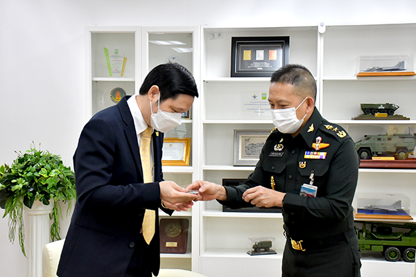 ๒๗ ก.ย.๖๔ ดร.ศิวรักษ์ ศิวโมกษธรรม ผู้อำนวยการศูนย์เทคโนโลยีเพื่อความมั่นคงของประเทศและการประยุกต์เชิงพานิชย์ สวทช. เข้าพบ พล.ท.คงชีพ ตันตระวาณิชย์ จก.วท.กห. และ รอง จก.วท.กห.(๑) เพื่อแสดงความยินดี ที่ได้เลื่อยยศสูงขึ้น