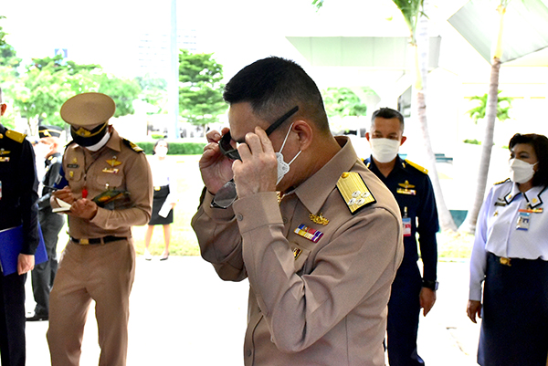 ๑๑ ต.ค.๖๔ พล.อ.วรเกียรติ รัตนานนท์ ปล.กห. และคณะ ชมนิทรรศการผลงานวิจัย และ เยี่ยมชมศูนย์ AI & Robotics ในการตรวจเยี่ยม ศวพท.วท.กห.
