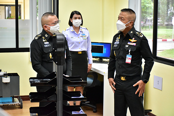 ๑๑ ต.ค.๖๔ พล.อ.วรเกียรติ รัตนานนท์ ปล.กห. และคณะ ชมนิทรรศการผลงานวิจัย และ เยี่ยมชมศูนย์ AI & Robotics ในการตรวจเยี่ยม ศวพท.วท.กห.