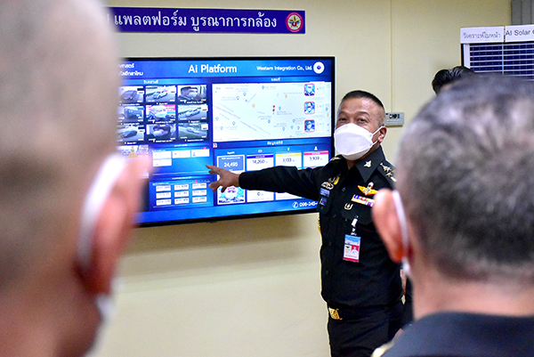 ๑๑ ต.ค.๖๔ พล.อ.วรเกียรติ รัตนานนท์ ปล.กห. และคณะ ชมนิทรรศการผลงานวิจัย และ เยี่ยมชมศูนย์ AI & Robotics ในการตรวจเยี่ยม ศวพท.วท.กห.