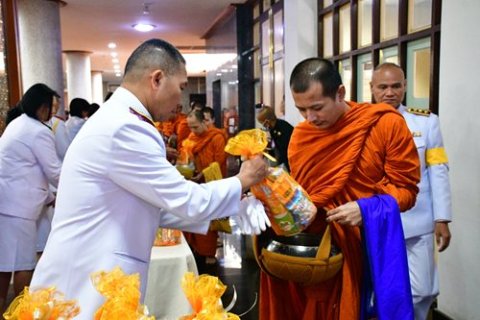 ๑๙ ก.ค.๖๗ จก.วท.กห. ร่วมพิธีตักบาตร เนื่องในโอกาสมหามงคลเฉลิมพระชนมพรรษา ครบ ๖ รอบ ๗๒ พรรษา