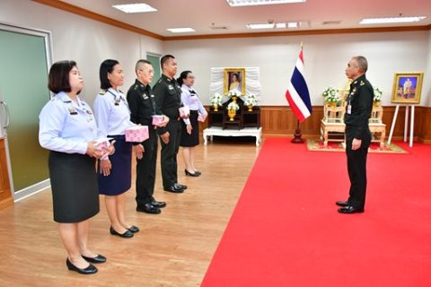 ๑๔ พ.ย.๖๘ จก.วท.กห. มอบของขวัญและการ์ดอวยพร ให้กับกำลังพล วท.กห. ห้วงเดือน พ.ย.๖๘