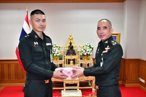 ๑๙ พ.ย.๖๘ จก.วท.กห. มอบของขวัญและการ์ดอวยพร ให้แก่กำลังพล วท.กห. ที่เกิดในห้วงเดือน พ.ย.๖๘
