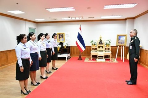 ๑๗ มิ.ย.๖๙ จก.วท.กห. มอบของขวัญและการ์ดอวยพร ให้แก่กำลังพล วท.กห. ที่มีวันคล้ายวันเกิดในห้วงเดือน มิ.ย.๖๙