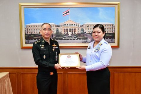 ๑๖ มิ.ย.๖๙ จก.วท.กห. เป็นประธานในพิธีมอบเกียรติบัตรเป็นผู้มีความรู้ความสามารถเข้าศึกษาอบรม หลักสูตรนายทหารสารบรรณชั้นนายพัน รุ่นที่ ๒๑ และหลักสูตรนายทหารสารบรรณชั้นนายร้อย รุ่นที่ ๒๔