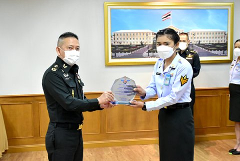 ๒๒ ก.ย.๖๔ พล.ท.คงชีพ ตันตระวาณิชย์ จก.วท.กห. พิธีมอบโล่ที่ระลึก และใบประกาศ ให้แก่ข้าราชการ วท.กห. ที่มีผลการศึกษาดีเลิศ และคะแนนเรียนรวมยอดเยี่ยม ของหลักสูตรแนวทางการรับราชการ จำนวน ๒ นาย