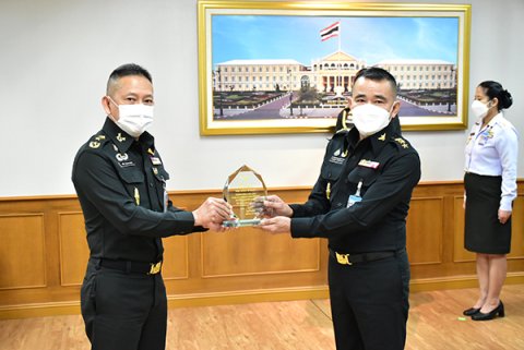 ๒๒ ก.ย.๖๔ พล.ท.คงชีพ ตันตระวาณิชย์ จก.วท.กห. พิธีมอบโล่ที่ระลึก ให้แก่ข้าราชการ วท.กห. ที่ได้รับข้าราชการดีเด่น ของ วท.กห. ประจำปีงบประมาณ พ.ศ.๒๕๖๔ จำนวน ๒ นาย