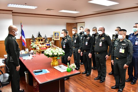 ๒๐ ก.ย.๖๔ พล.ท.คงชีพ ตันตระวาณิชย์ จก.วท.กห. และคณะผู้บังคับบัญชาระดับสูงของ วท.กห. เข้าแสดงมุทิตาจิต แด่ พล.อ.ชูชาติ บัวขาว รอง ปล.กห.(๒) ณ สำนักงาน รอง ปล.กห. อาคาร สำนักงานปลัดกระทรวงกลาโหม พื้นที่ศรีสมาน ชั้น ๙