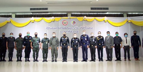 ๒๓ ก.พ.๖๕ จก.วท.กห. และคณะ เดินทางไปมอบอุปกรณ์พิเศษ ผลงานวิจัย ประจำปี ๒๕๖๕ ให้แก่ ผู้บัญชาการ มณฑลทหารบกที่ ๔๒ (ค่ายเสนาณรงค์)
